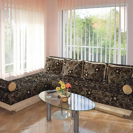 Σπίτι διακοπών Four-bedroom Holiday In Village *