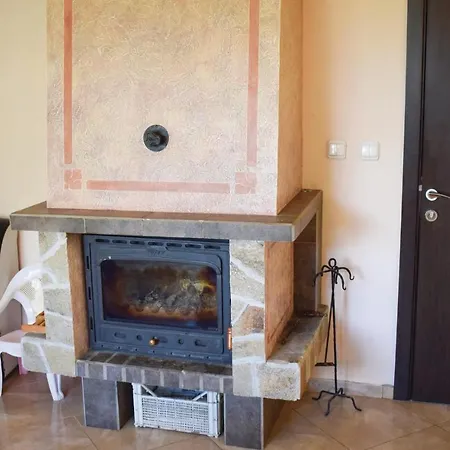 Σπίτι διακοπών Four-bedroom Holiday In Village